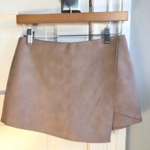 Kendall and Kylie Skort